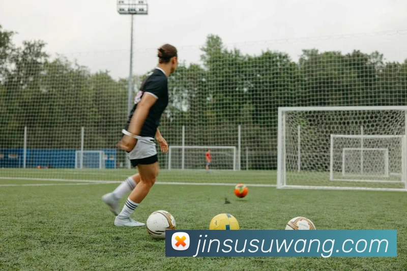 詹姆斯扣篮引发比赛高潮 湖人关键回合拉开分差拿下胜利